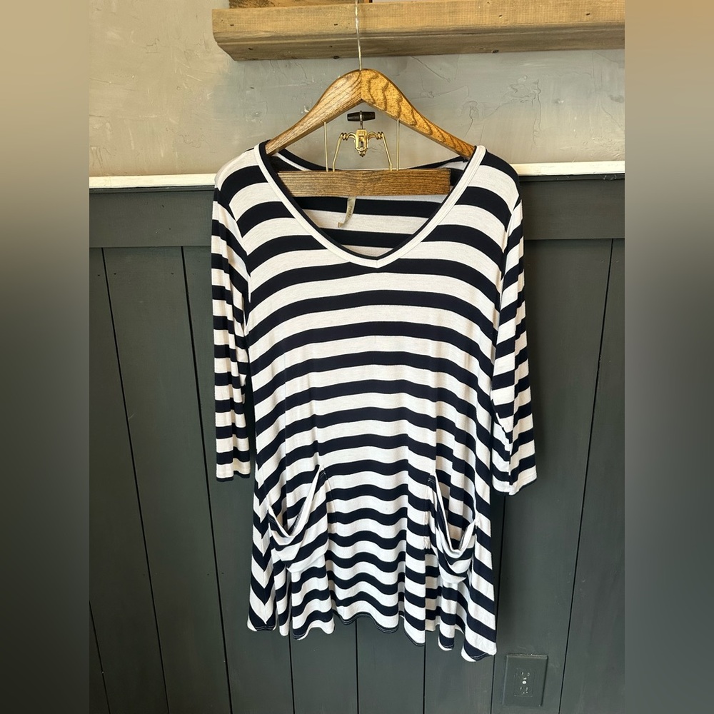 Comfy USA Navy and White Striped Pockets Long Sleeve Sharkbite‎ Hem Tunic size L